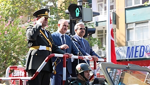 PATRİOT KOMUTANI DA ZAFER BAYRAMI KUTLAMALARINI İZLEDİ 