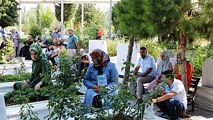 ŞEHİTLİKLERDE BURUK BAYRAM 