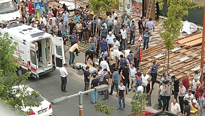ANNE VE KIZININ ÜZERİNE REKLAM TABELASI DÜŞTÜ 