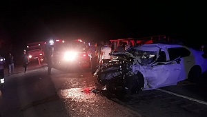BİBER YÜKLÜ KAMYON İLE OTOMOBİL ÇARPIŞTI: 3 YARALI 