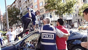 HASARLI TRAFİK KAZASINDA UÇAN TEKME 