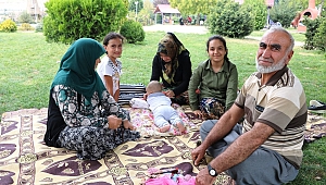 KAHRAMANMARAŞLILAR YAZIN SON PİKNİKLERİNİ YAPIYOR 