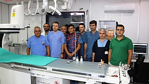 MESLEKTAŞLARI DAMAR TIKANIKLIĞINI AÇMANIN İNCELİKLERİNİ PROF. DR. ÖZGÜL'DEN ÖĞRENİYOR 