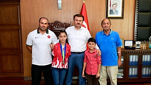 MİLLİ YÜZÜCÜ ÖZTÜRK’TEN ZİYARET