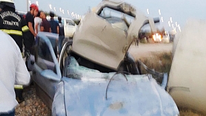 OTOMOBİL DİREĞE ÇARPTI: 2 YARALI 