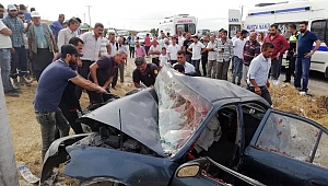 OTOMOBİL ELEKTRİK DİREĞİNE ÇARPTI: 2 ÖLÜ, 2 YARALI 