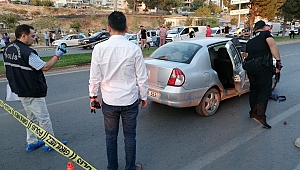 OTOMOBİLDE ÇOCUKLARININ GÖZÜ ÖNÜNDE ÖLDÜRÜLDÜ 