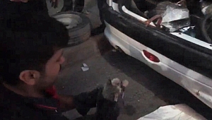 OTOMOBİLDE MAHSUR KALAN KEDİ KURTARILDI 