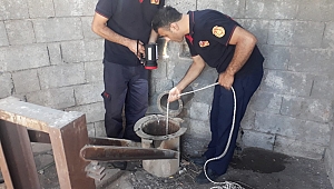 SONDAJ BORUSUNA DÜŞEN KEDİYİ İTFAİYE KURTARDI 
