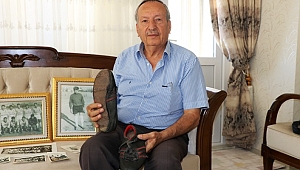 50 YILLIK FUTBOL AYAKKABISINI SAKLIYOR 