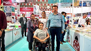 BAŞKAN ERKOÇ KİTAP FUARINDA İLGİ ODAĞI OLDU