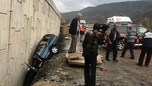 FREN YERİNE GAZA BASINCA DUVARA ÇARPTI: 2 YARALI