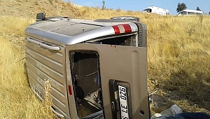 HAFİF TİCARİ ARAÇ ŞARAMPOLE YUVARLANDI: 1 ÖLÜ, 2 YARALI 