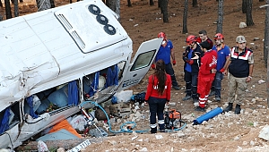 KAHRAMANMARAŞ'TA YOLCU MİNİBÜSÜ ŞARAMPOLE UÇTU: 1 ÖLÜ, 11 YARALI