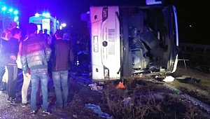 KAHRAMANMARAŞ'TA YOLCU OTOBÜSÜ DEVRİLDİ: 7 ÖLÜ, 24 YARALI