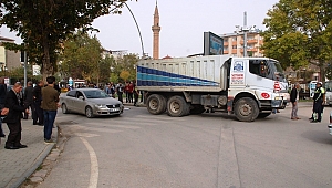  KAMYONUN ALTINDA KALAN YAŞLI ADAM HAYATINI KAYBETTİ 