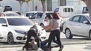 ÖFKELİ GENÇ KIZI ARKADAŞLARI BİLE TUTAMADI