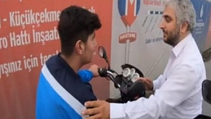 OTOBÜS ŞOFÖRÜNÜN KENDİSİNE ÇARPAN MOTOSİKLETLİ GENCE ŞEFKATİ KAMERADA
