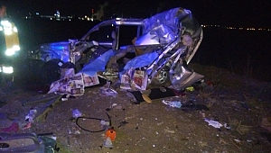 OTOMOBİL TIRA ÇARPTI: AYNI AİLEDEN 3 ÖLÜ