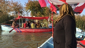 BALIKÇI KADINLAR ARTIK EKMEK TEKNELERİYLE TURİSTLERİ GEZDİRİYOR