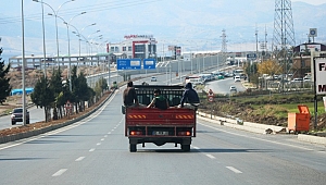 KAMYONET KASASINDA TEHLİKELİ YOLCULUK 