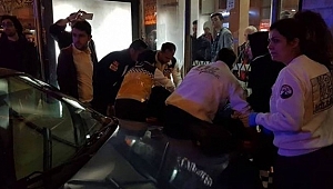 KONTROLDEN ÇIKAN OTOMOBİL OTOBÜS DURAĞINA DALDI: 3 YARALI