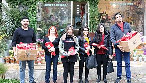 KÖY ÖĞRETMENLERİNE ÖĞRENCİLERDEN GÜL HEDİYESİ 