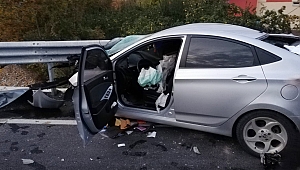 OTOMOBİL BARİYERLERE OK GİBİ SAPLANDI: 1 ÖLÜ, 1 AĞIR YARALI 
