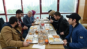 REKTÖR CAN, ÖĞRENCİLERLE YEMEKTE BİR ARAYA GELDİ