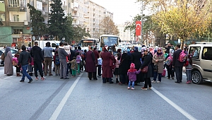 YOL KAPATIP YAYA GEÇİDİ İSTEDİLER 