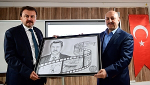 BAŞKAN ERKOÇ’A PORTRE HEDİYE