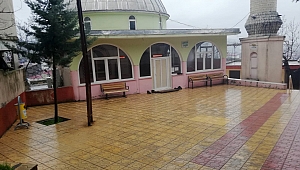 İKİ GÜNLÜK BEBEĞİ CAMİ AVLUSUNA BIRAKTILAR 