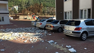 KAHRAMANMARAŞ’TA ŞİDDETLİ RÜZGAR BİNANIN DIŞ YALITIMINI SÖKTÜ 