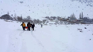 KARLA KAPANAN YOLDA HASTAYI 2 KİLOMETRE SEDYEDE TAŞIDILAR 