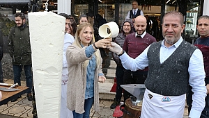 LAPA LAPA YAĞAN KAR ALTINDA DONDURMA YEDİLER 