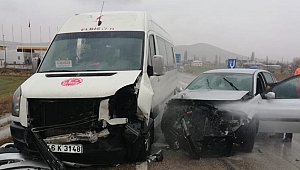 MİNİBÜSLE OTOMOBİL ÇARPIŞTI: 3 YARALI 