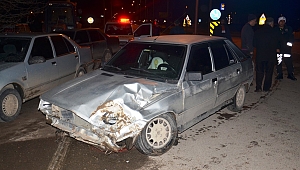 OTOMOBİLLE ÇARPIŞAN TRAKTÖR DEVRİLDİ: 1 YARALI 
