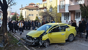 TİCARİ TAKSİ ÖNCE ÇOCUĞA SONRA DA AĞACA ÇARPTI: 2 YARALI 