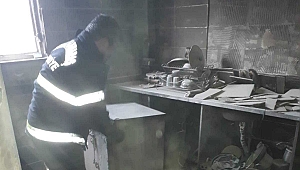 TÜPTEKİ GAZ KAÇAĞINI ÇAKMAKLA KONTROL EDEN KADIN EVİ YAKTI 