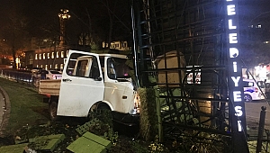 ALKOLLÜ SÜRÜCÜ SAAT KULESİNE ÇARPTI 