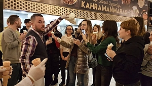 AVRUPALI ÖĞRENCİLERE DONDURMA ŞOV!