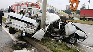 AYDINLATMA DİREĞİNE ÇARPAN OTOMOBİL PARAMPARÇA OLDU: 1 ÖLÜ, 1 YARALI 
