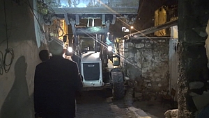 EVİN BALKONU ÇÖKTÜ: 2 YARALI
