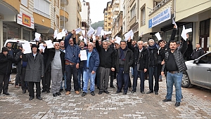 İSTİFA ETMEK İÇİN GİDEN KALABALIĞI İÇERİ ALMADILAR 