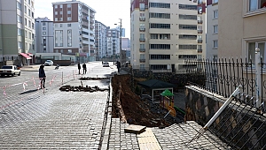 İSTİNAT DUVARI ÇÖKTÜ, YOLDAN GEÇEN KADIN KALDIRIMDA ASILI KALDI 