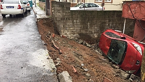İSTİNAT DUVARI ÇÖKÜNCE PARK HALİNDEKİ ARAÇ BAHÇEYE UÇTU