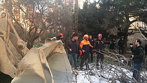 KAHRAMANMARAŞ’TA METRUK BİNA ÇÖKTÜ 
