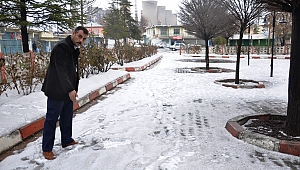 KÖYLÜNÜN ÜSTÜNE KÜL YAĞIYOR 