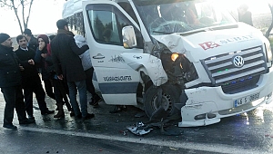 ÖĞRENCİ SERVİSİ HALK OTOBÜSÜNE ÇARPTI: 8 YARALI 
