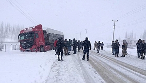 ÖĞRENCİ SERVİSİ İLE TIR ÇARPIŞTI: 13 YARALI 